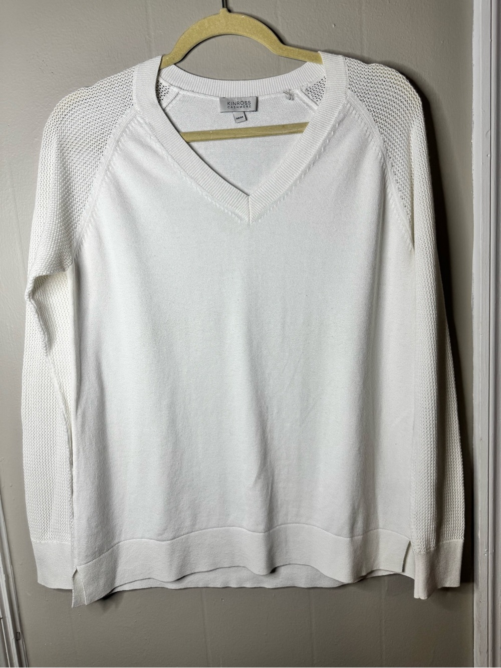 Kinross Cashmere White V-Neck Women's Lightweight Sweater Size Medium